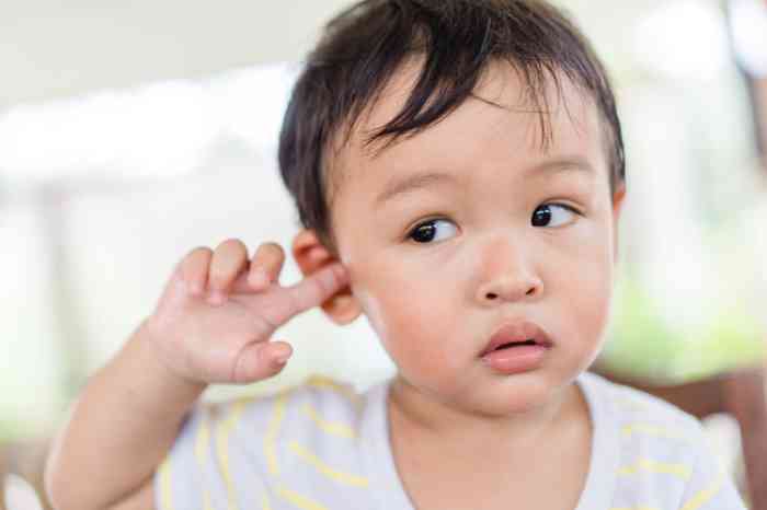 A child indicating his ear with the finger