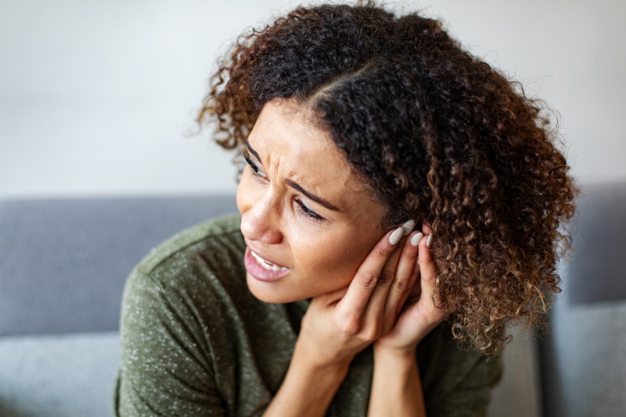 Una donna prova dolore da un orecchio
