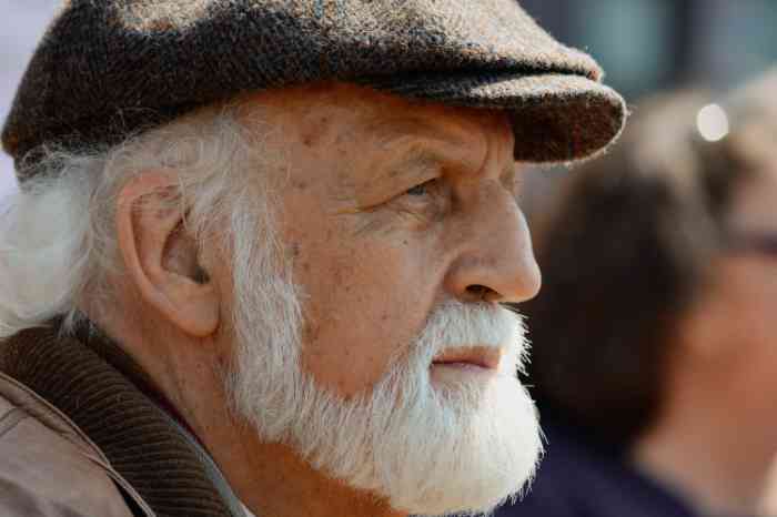 Profile of an elderly man with a hat