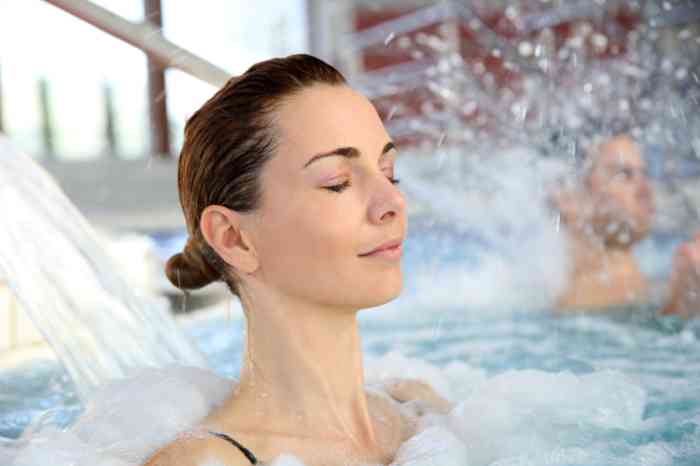 Una donna nella piscina di una spa