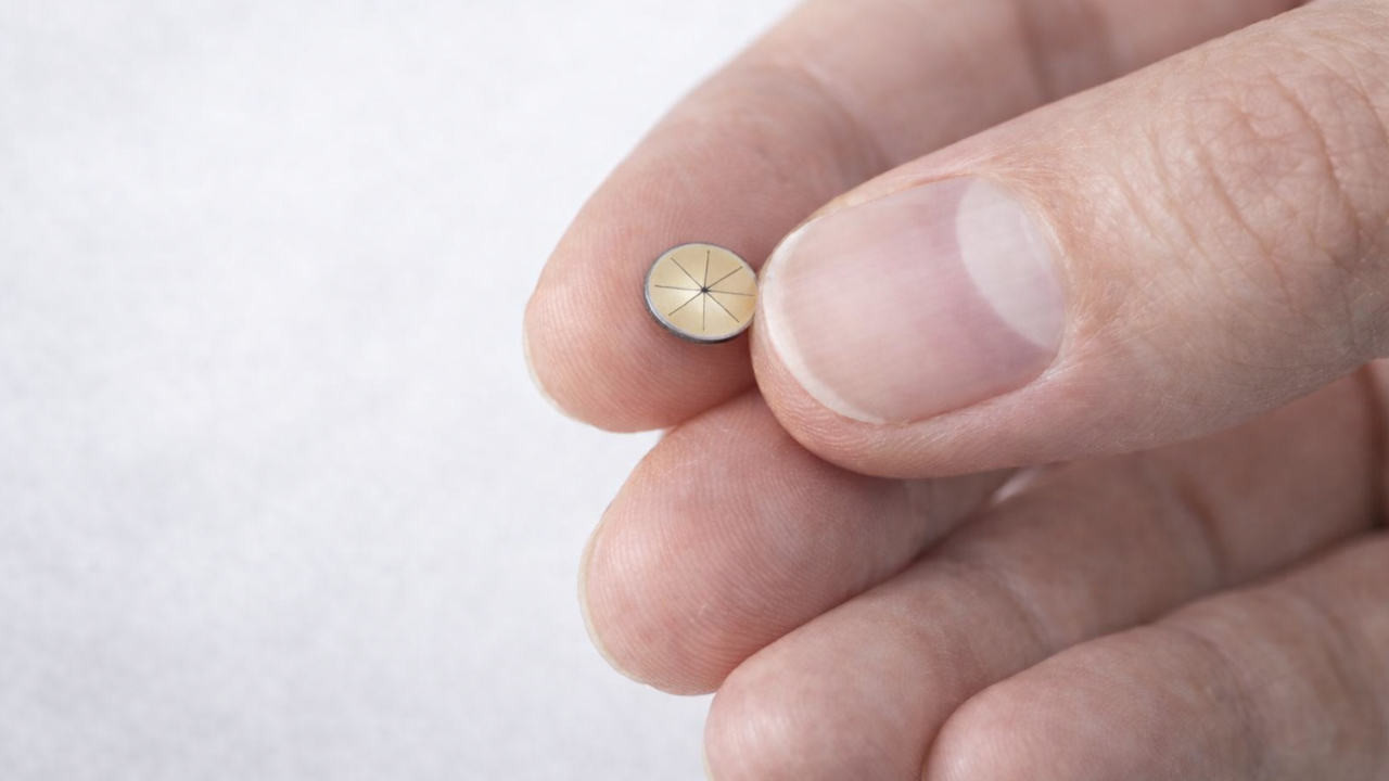 Eine Person hält eine Hörkontaktlinse in der Hand