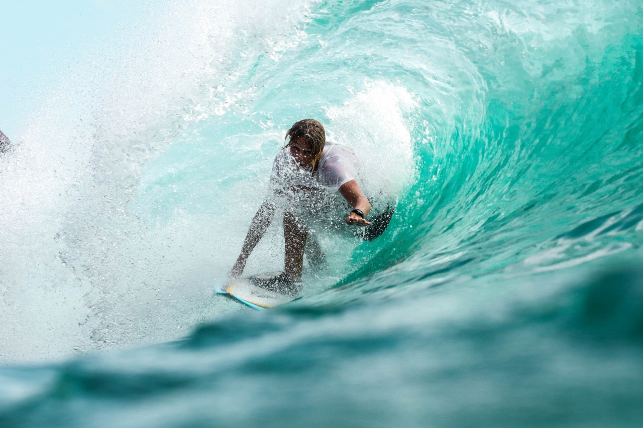 Giovane surfista che cavalca un'onda