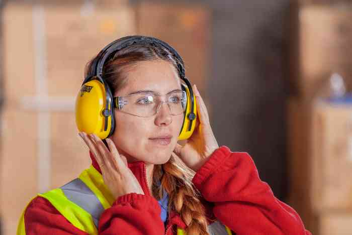 Eine Frau arbeitet mit lärmreduzierenden Kopfhörern