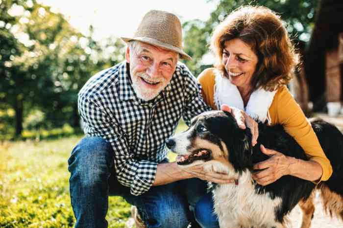 Pareja sonriendo con un perro