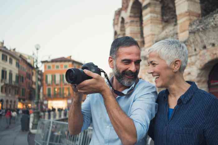 Una coppia visita una città e scatta foto