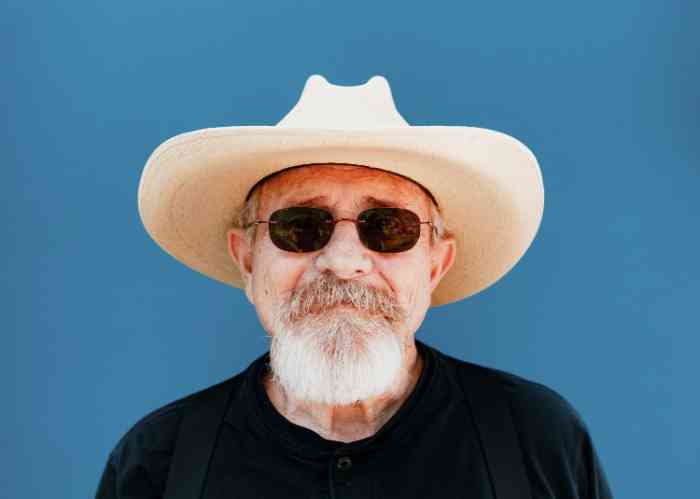 Senior man wearing sunglasses and hat