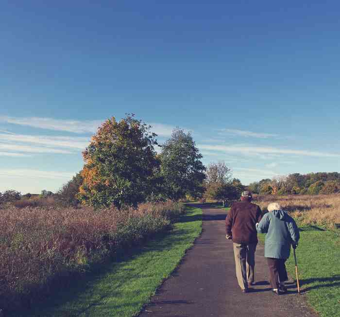 Una coppia di anziani che passeggia in un bosco