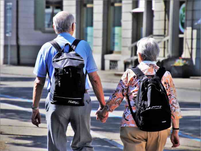 Coppia di anziani che camminano insieme