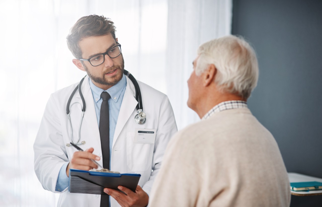 Dottore che guarda dritto negli occhi il paziente durante un consulto