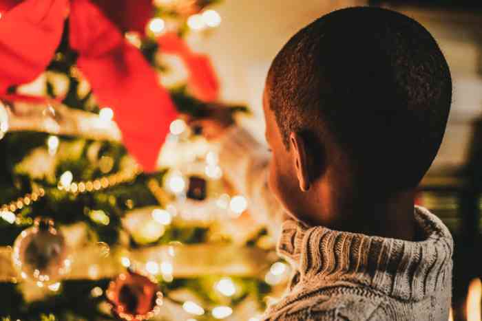 kid_Christmas_tree Child in front of a Christmas tree