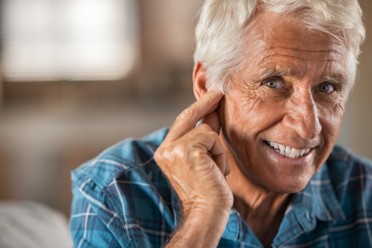 Personne âgée pointant son oreille