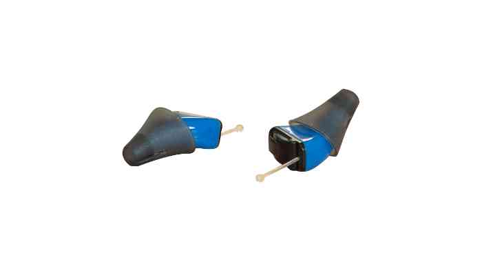Due apparecchi acustici di colore nero e blu