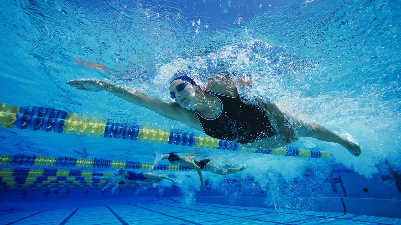 Una donna nuota in piscina